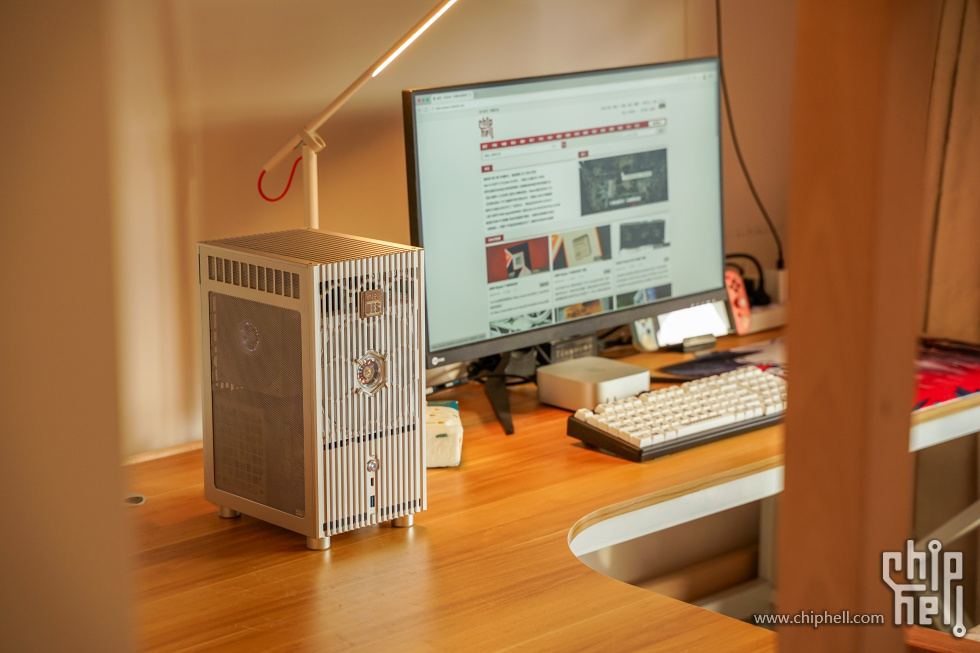 EixaV99机箱搭配intel Ultra 5 245K+微星RTX 5070 Ti 万图斯