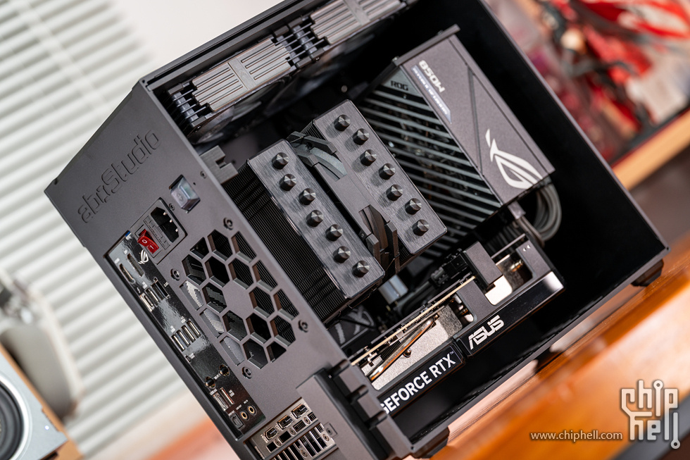 aboStudio的ContainerM+酷睿5 245K+华硕 RTX 5060 Ti